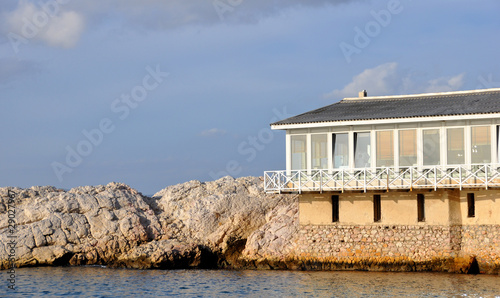 restaurant bord de mer enrochement digue photo