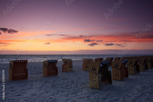 Strandk  rbe am Meer