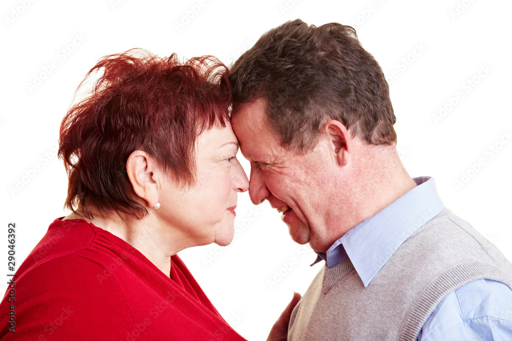 Verliebtes Seniorenpaar schaut sich in die Augen Verliebtes Seniorenpaar schaut sich in die Augen