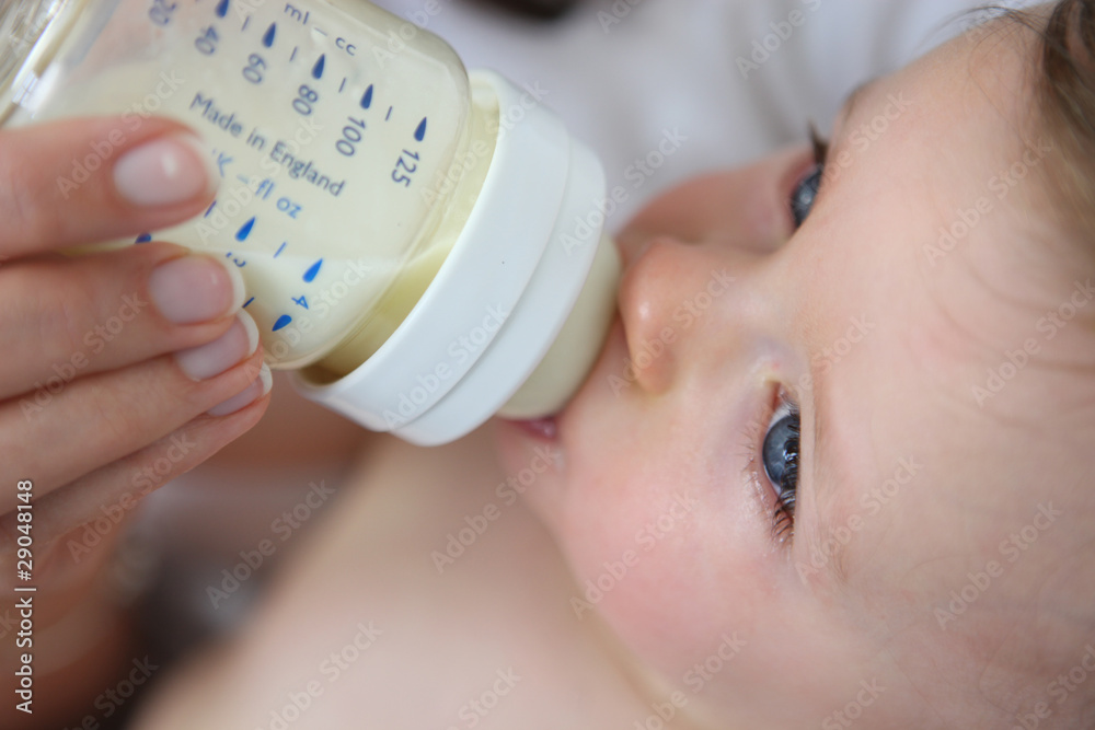 mutter gibt baby fläschchen mutter gibt baby fläschchen