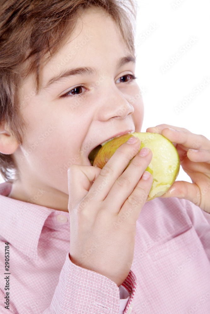Kind beisst in einen Apfel Nahaufnahme Kind beisst in einen Apfel Nahaufnahme