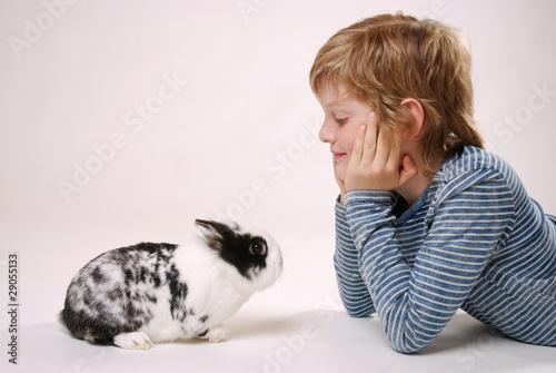 Junge mit Kaninchen
