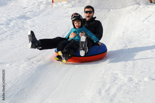 Papa und Sohn beim snowtuben