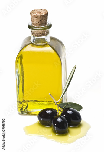Frasca con aceite de oliva y olivas negras.
