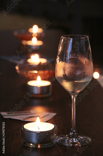 Weinglas mit Kerzen