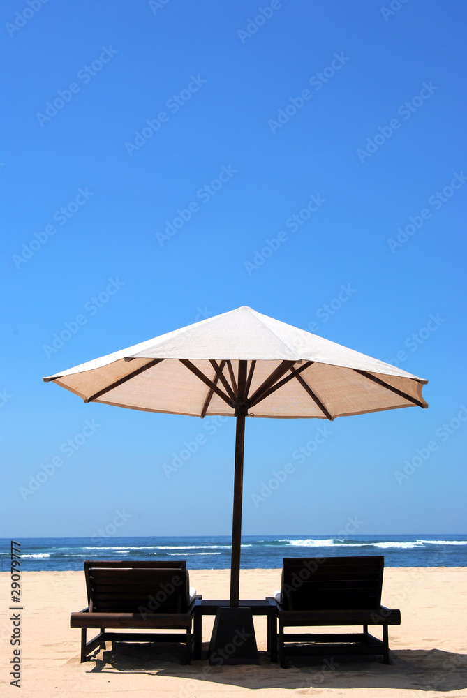 Лежаки и зонты на пляже острова Бали