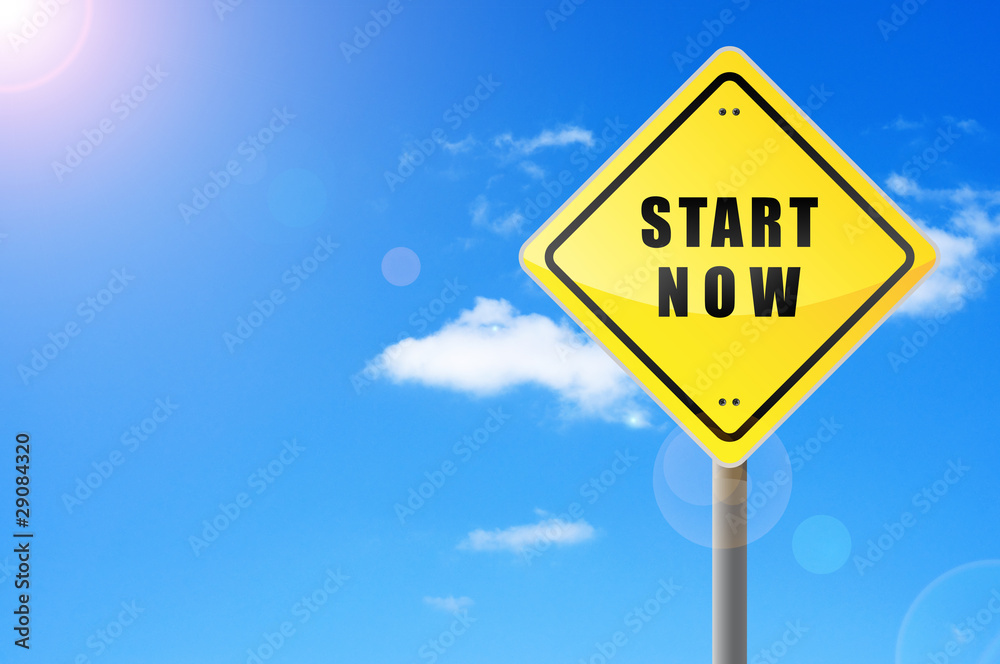 Naklejka premium Signpost start now on sky background.