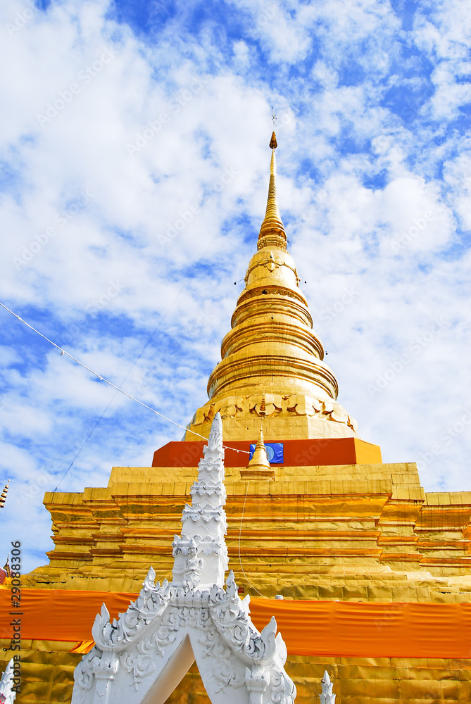 Fototapeta premium Golden Pagoda in Buddha temple