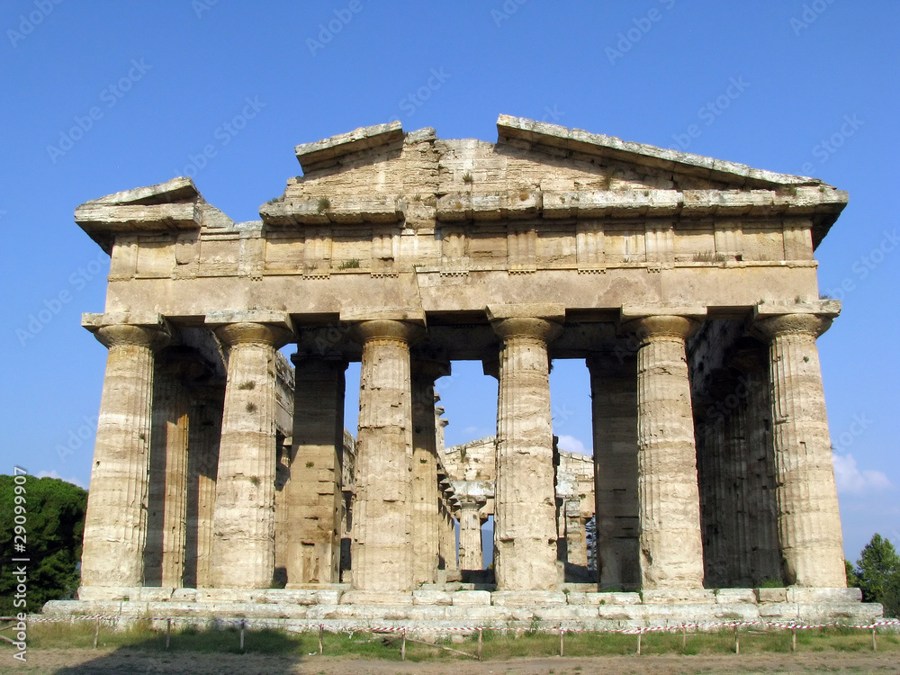 Paestum, antico tempio greco, italia