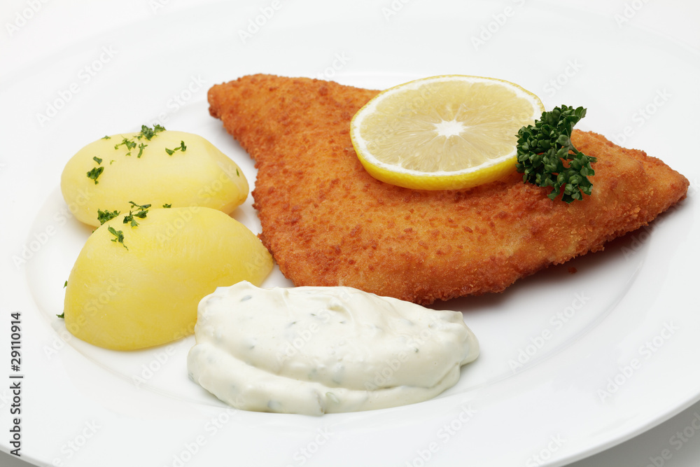 Gebackenes Schollenfilet mit Kartoffeln, Remoulade Stock Photo | Adobe ...