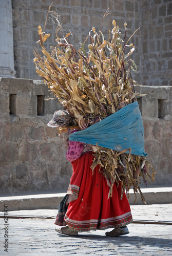 Mujer indigena, Ollantaytambo, Valle sagrado, Peru.