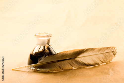 фотографія Feather and ink bottle isolated on paper background