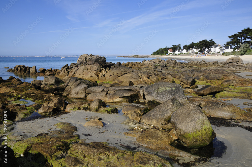 Rochers sur la plage de Carnac en Bretagne en france