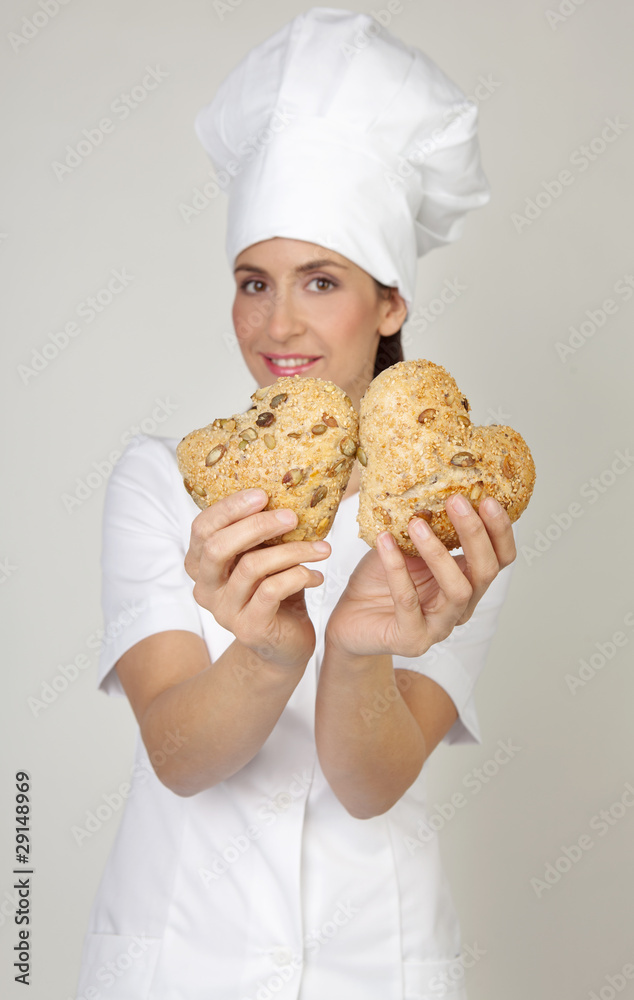 Bedienung mit Brötchen in Herzform Bedienung mit Brötchen in Herzform