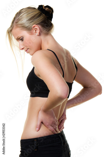 blonde frau mit rückenschmerzen