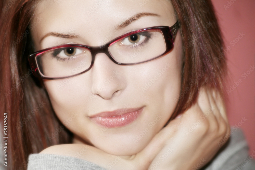 Junge Frau mit Brille Junge Frau mit Brille