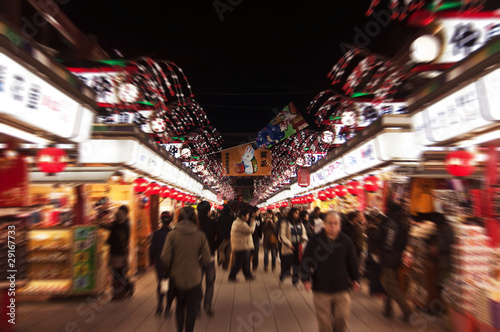 Foule de nuit pour du shopping dans les boutiques de la rue Nakamise dori près du temple Senso-Ji à Asakusa, Tokyo - Japon