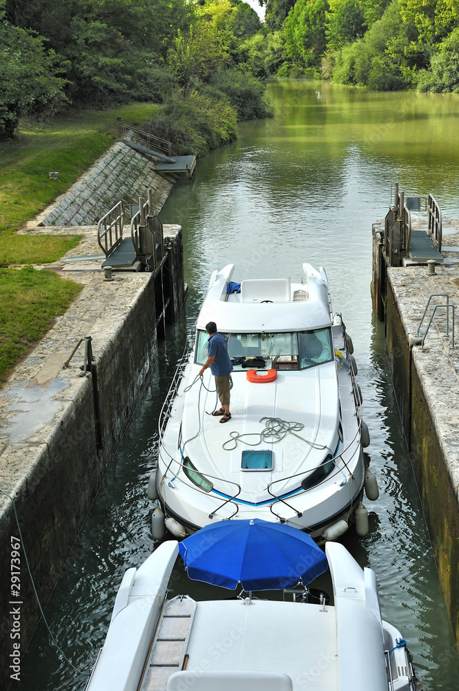 Naklejka premium passage d'un bateau a une écluse