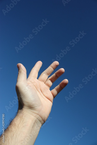La main vers le ciel