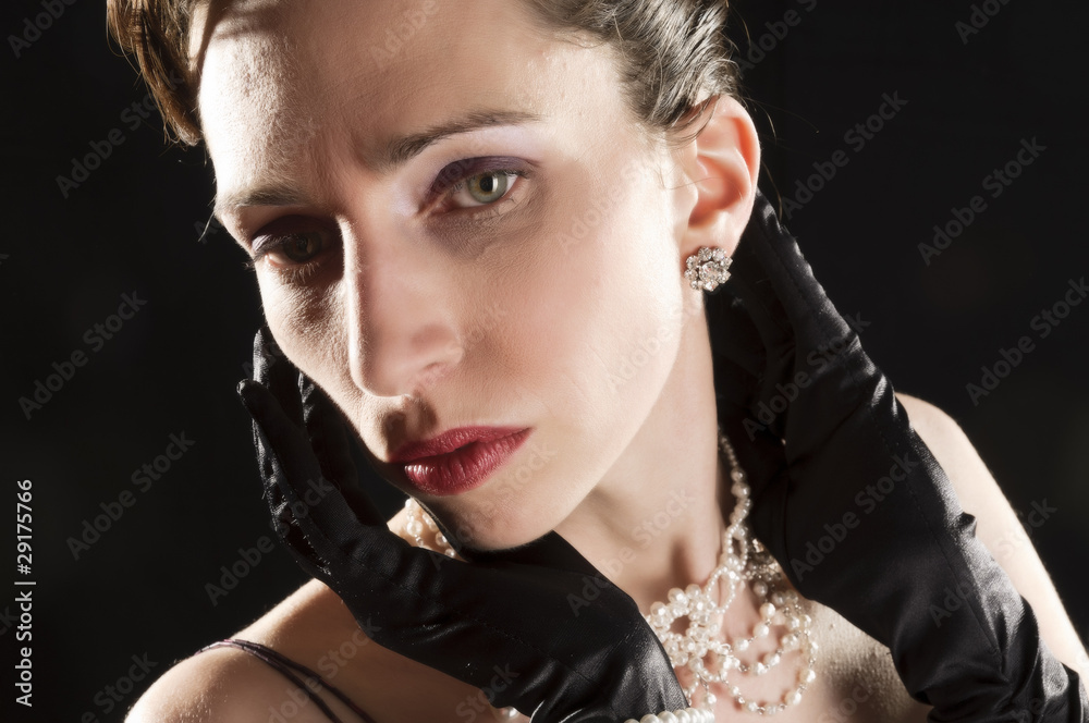 Obraz premium Porträt einer eleganten Frau im Abendkleid