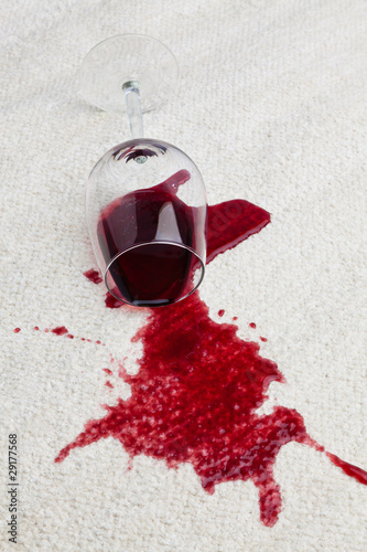Rotweinglas verschmutzt Teppich.