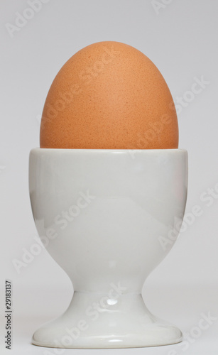 Ei im weißen Eierbecher