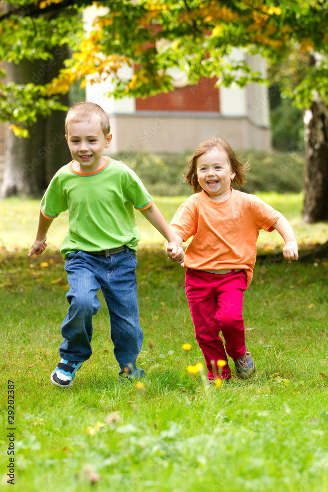 Fototapeta premium Happy children running