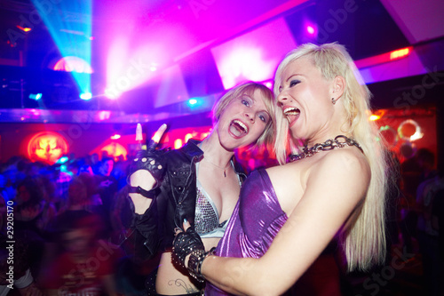 Partygirls feiern in Disco