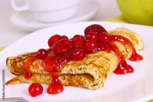 pfannkuchen mit waldfrüchte photo