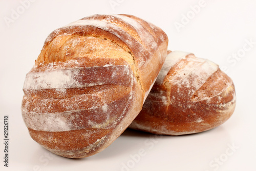 pan fresco en primer plano apoyado en otro pan