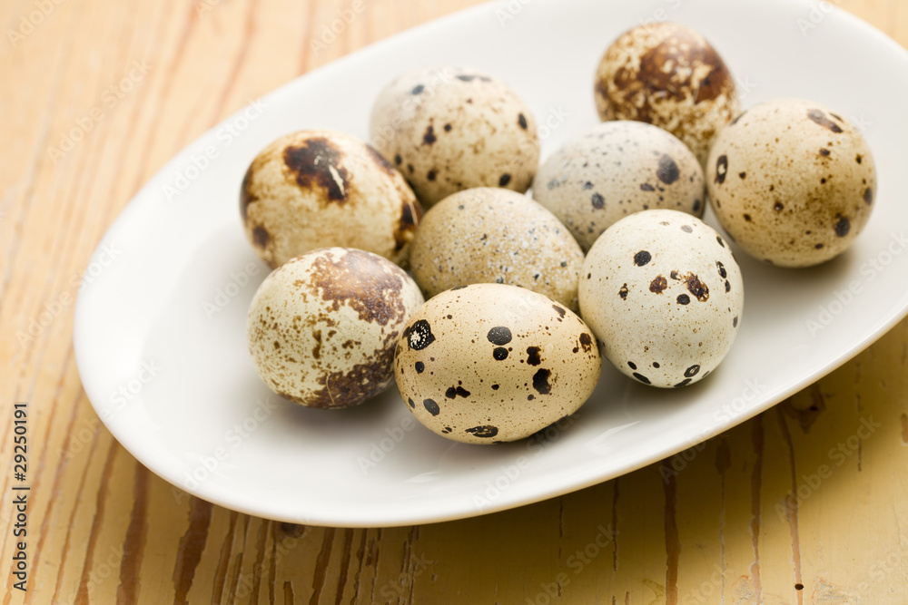 Obraz premium quail eggs on kitchen table