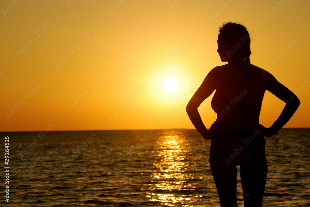 femme coucher de soleil