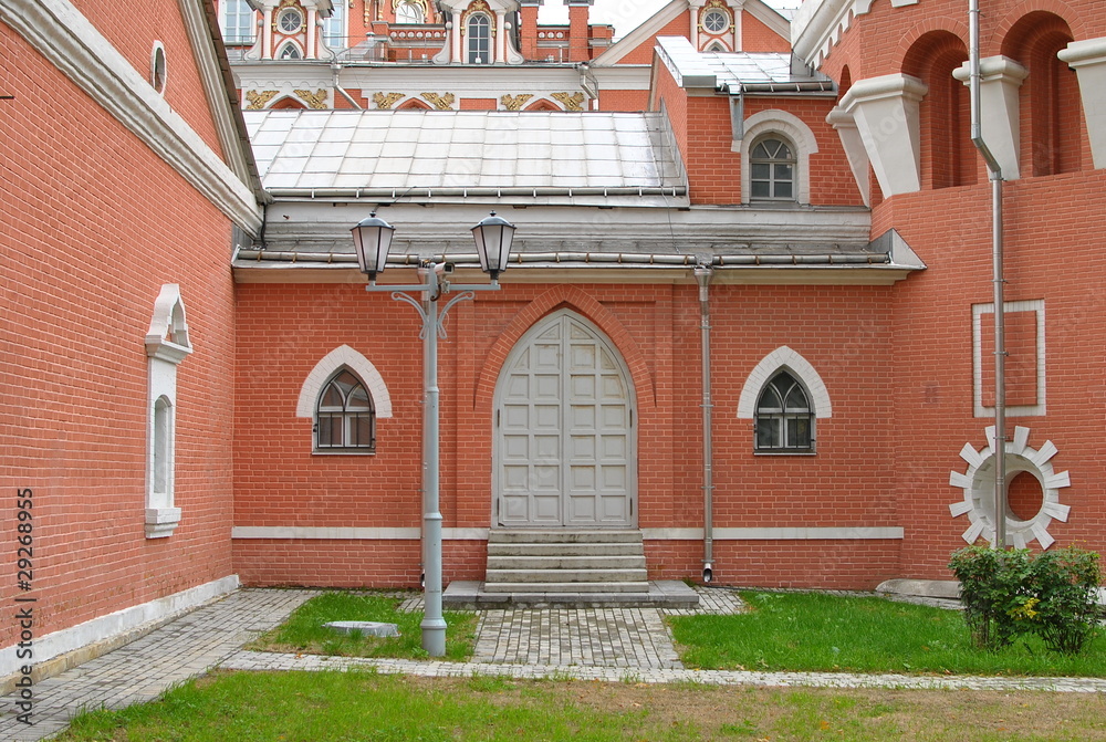 Стена с дверью и окнами в Московском дворце.