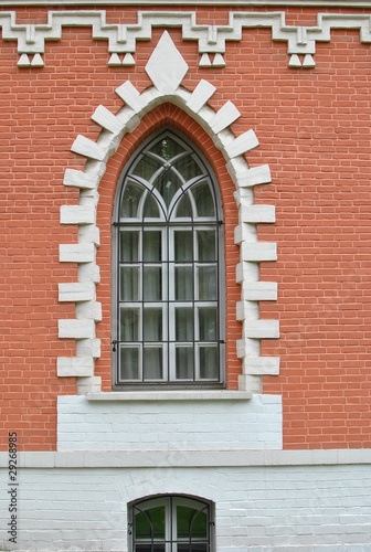 Окно и часть стены в старинном дворце.
