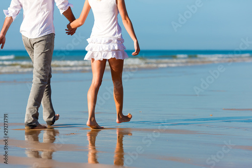 Paar beim Spaziergang  am Strand im Urlaub © Kzenon