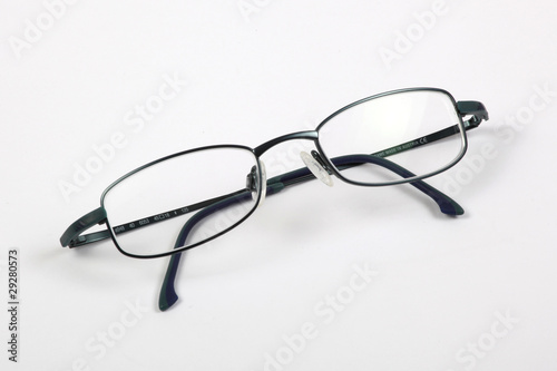 lunettes pliées sur fond blanc