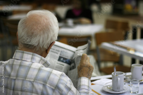 Hombre leyendo periódico