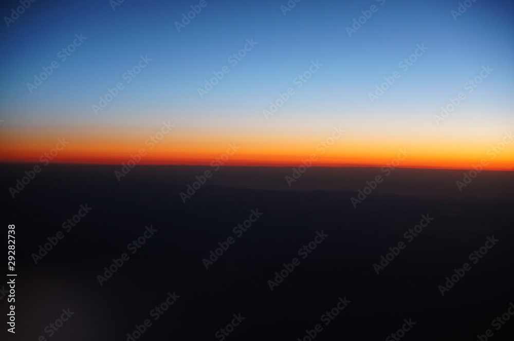 lever de soleil depuis un hublot d'avion
