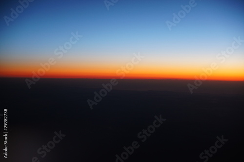 lever de soleil depuis un hublot d'avion