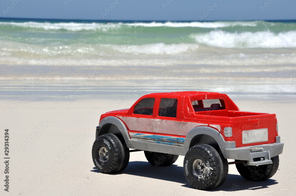 4x4 jouet sur la plage horizontal 4x4 jouet sur la plage horizontal