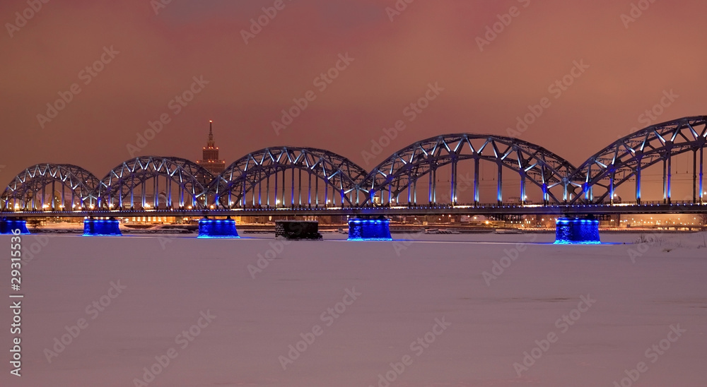 Obraz premium Riga railway bridge at night time