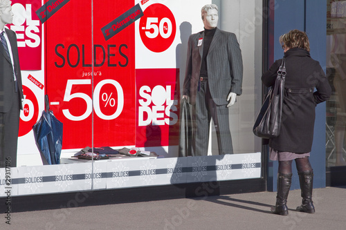 Vitrine soldes et femme photo