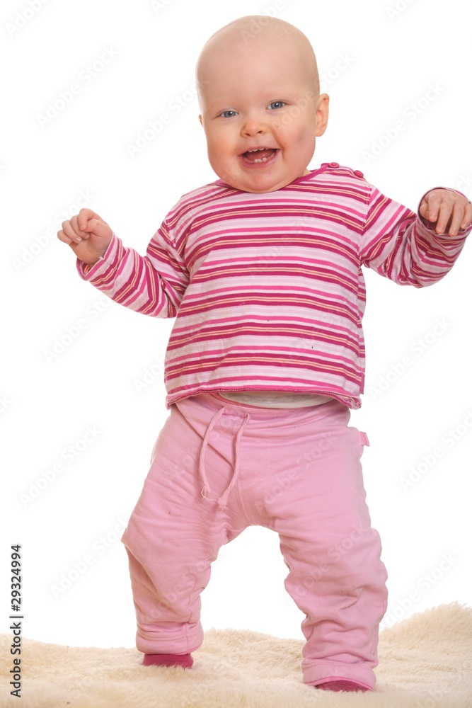 Niedliches Baby macht seine ersten Schritte Niedliches Baby macht seine ersten Schritte
