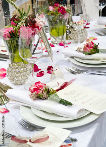 Gedeckte Festtafel mit Rosendekoration © Alterfalter