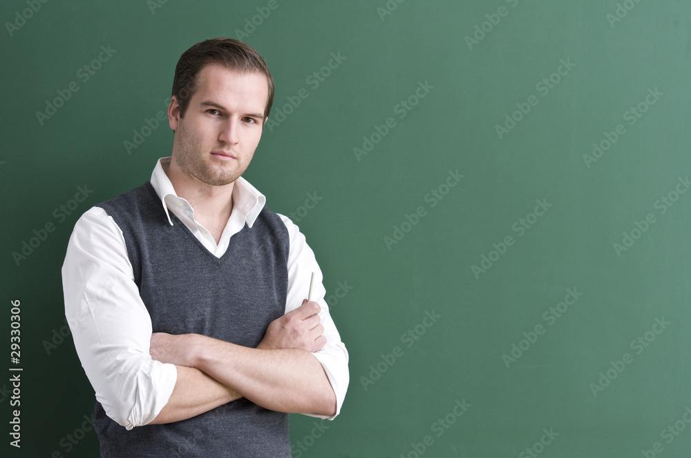 Ernster Lehrer steht vor der Tafel. Ernster Lehrer steht vor der Tafel.