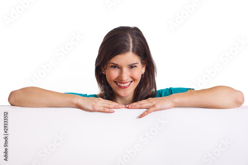 lachende Frau lehnt auf Werbetafel