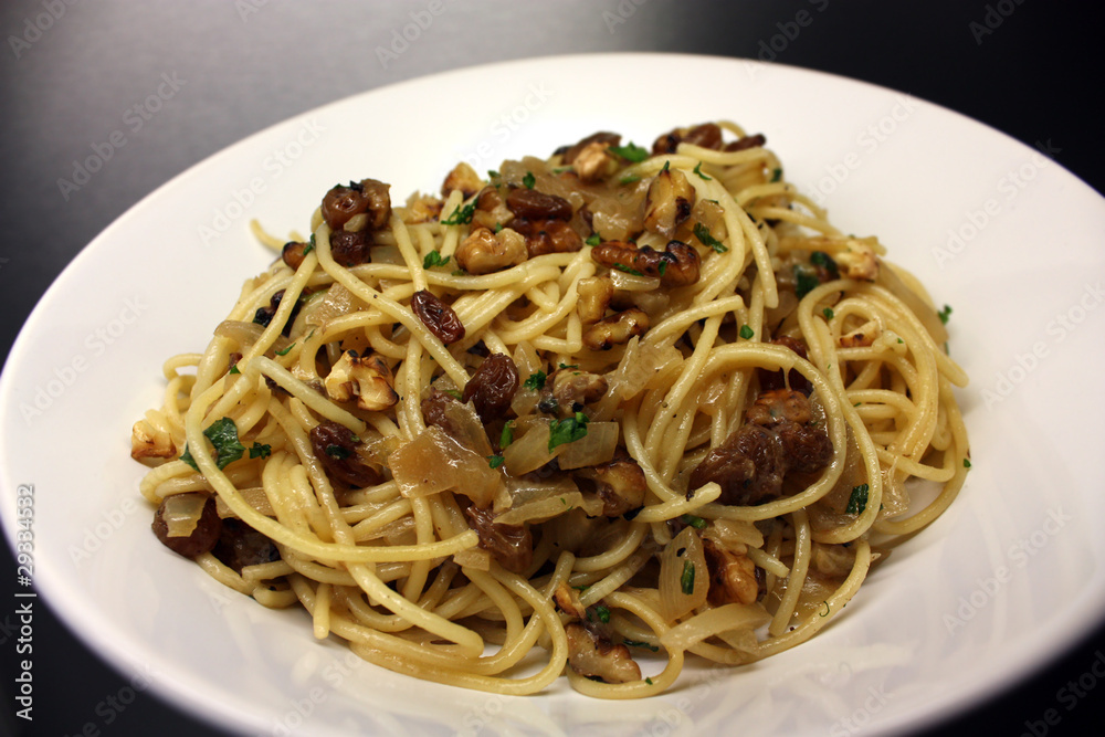 Spaghetti with walnut and raisin