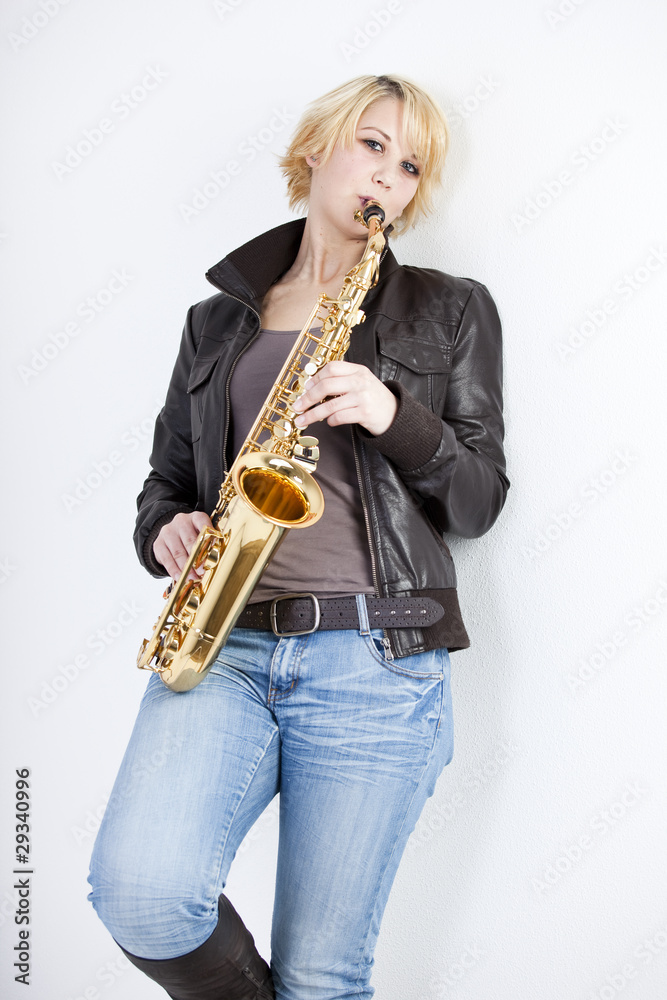 Naklejka premium Saxophon spielen