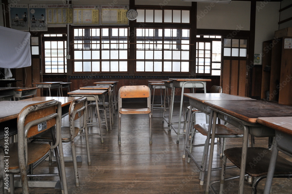 木造学校の教室のイス 木造学校の教室のイス