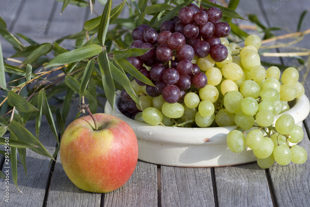 Fresh grapes and red apples outdoor